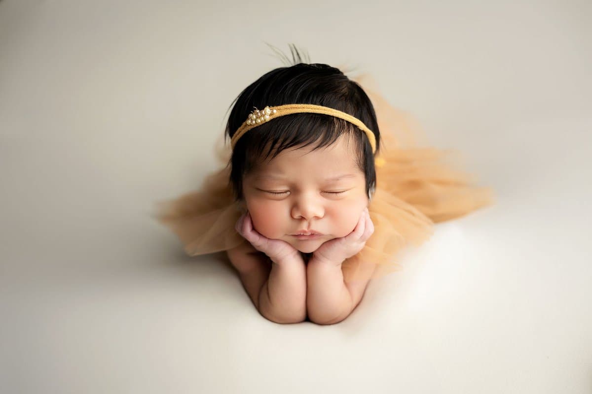 Sesión newborn Querétaro - bebé envuelto en blanco con diadema floral