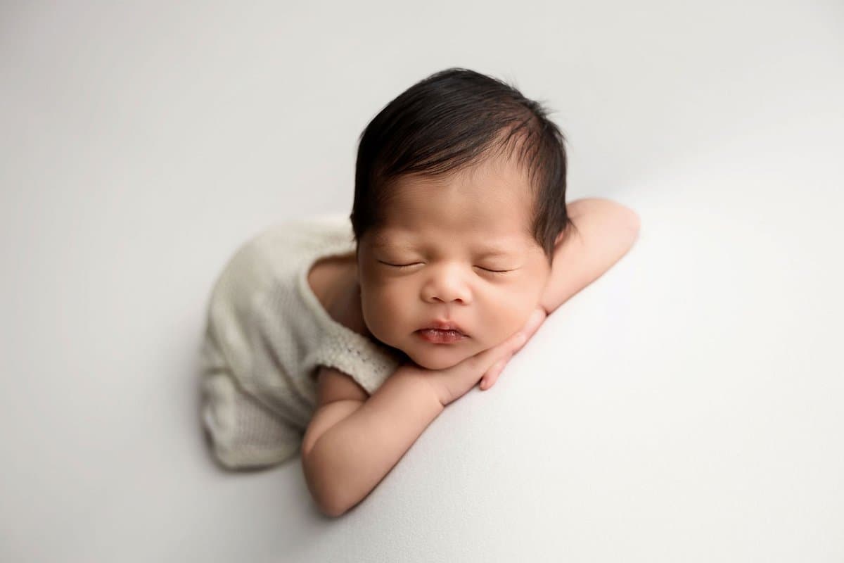 Bebé recién nacido durmiendo envuelto en tela suave - sesión newborn Bambuky Querétaro